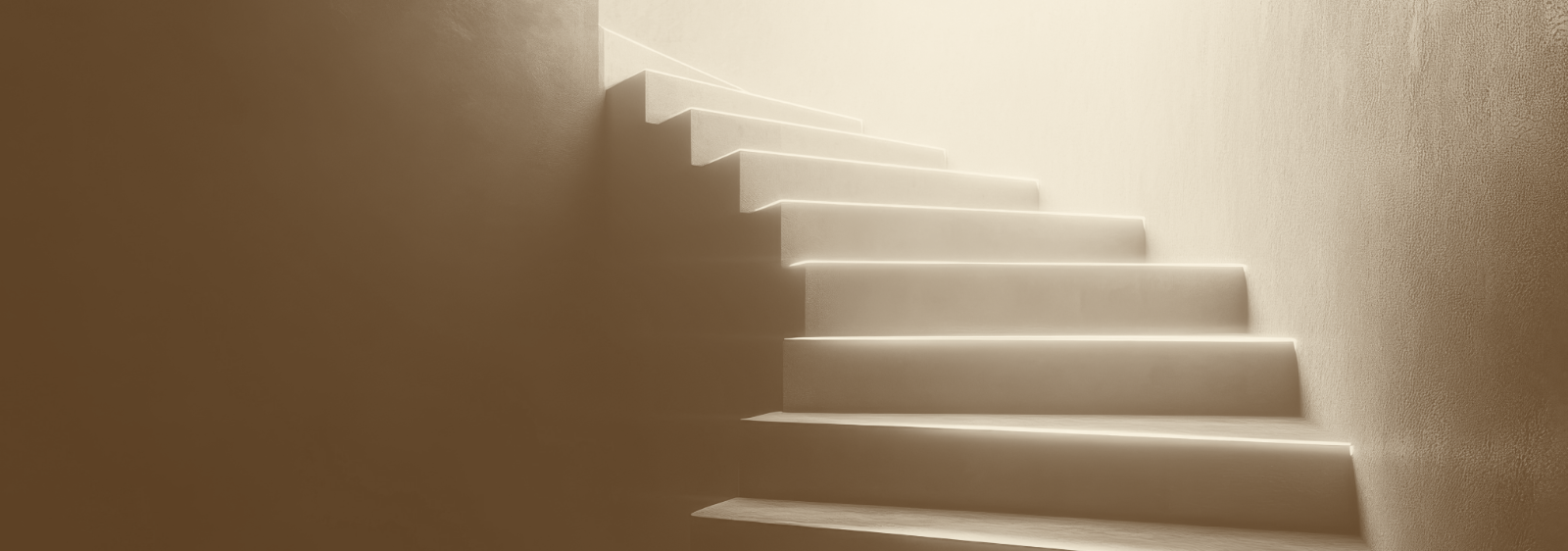 Gebogene Treppe, die Schritt für Schritt ins Licht führt – Symbol für Entwicklung und neue Perspektiven.