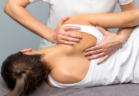 Manuelle Behandlung der Schulter bei Frau in Seitlage - ganzheitliche Physiotherapie in Cham