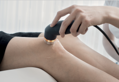 Ultraschalltherapie am Knie einer Frau zur Gewebebehandlung - Entzündungshemmung & Zellregeneration